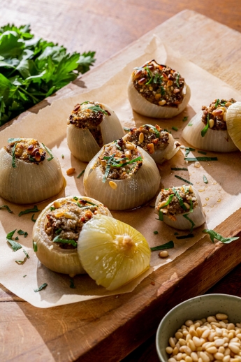 Mild onions with provencal stuffing recipe Mild onions with provencal stuffing recipe