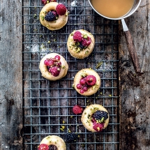 Vanille Savarins mit gemischten Beeren und Salzkaramell