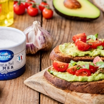 recette du Toast chaud à l'avocat et aux tomates cerises par la baleine